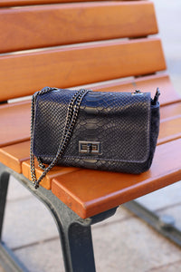 Sac à bandoulière bleu marine effet croco en cuir