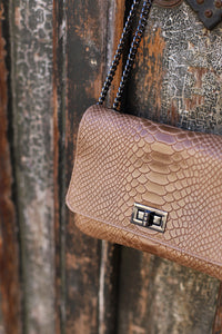 Sac à bandoulière taupe effet croco en cuir