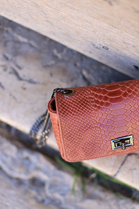 Sac à bandoulière rouge brique effet croco en cuir