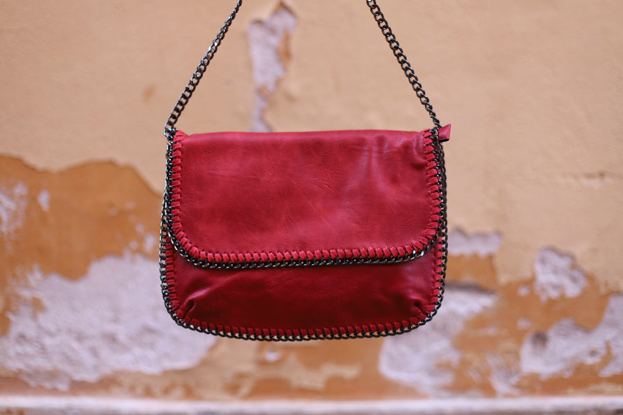 Sac à bandoulière rouge déco chainette