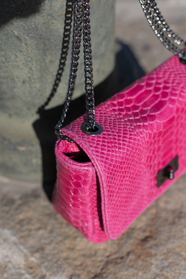 Sac à bandoulière fuschia effet croco