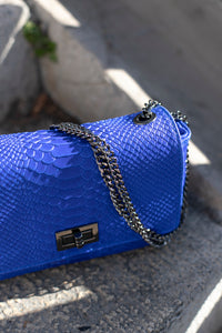 Sac à bandoulière bleu roi effet croco